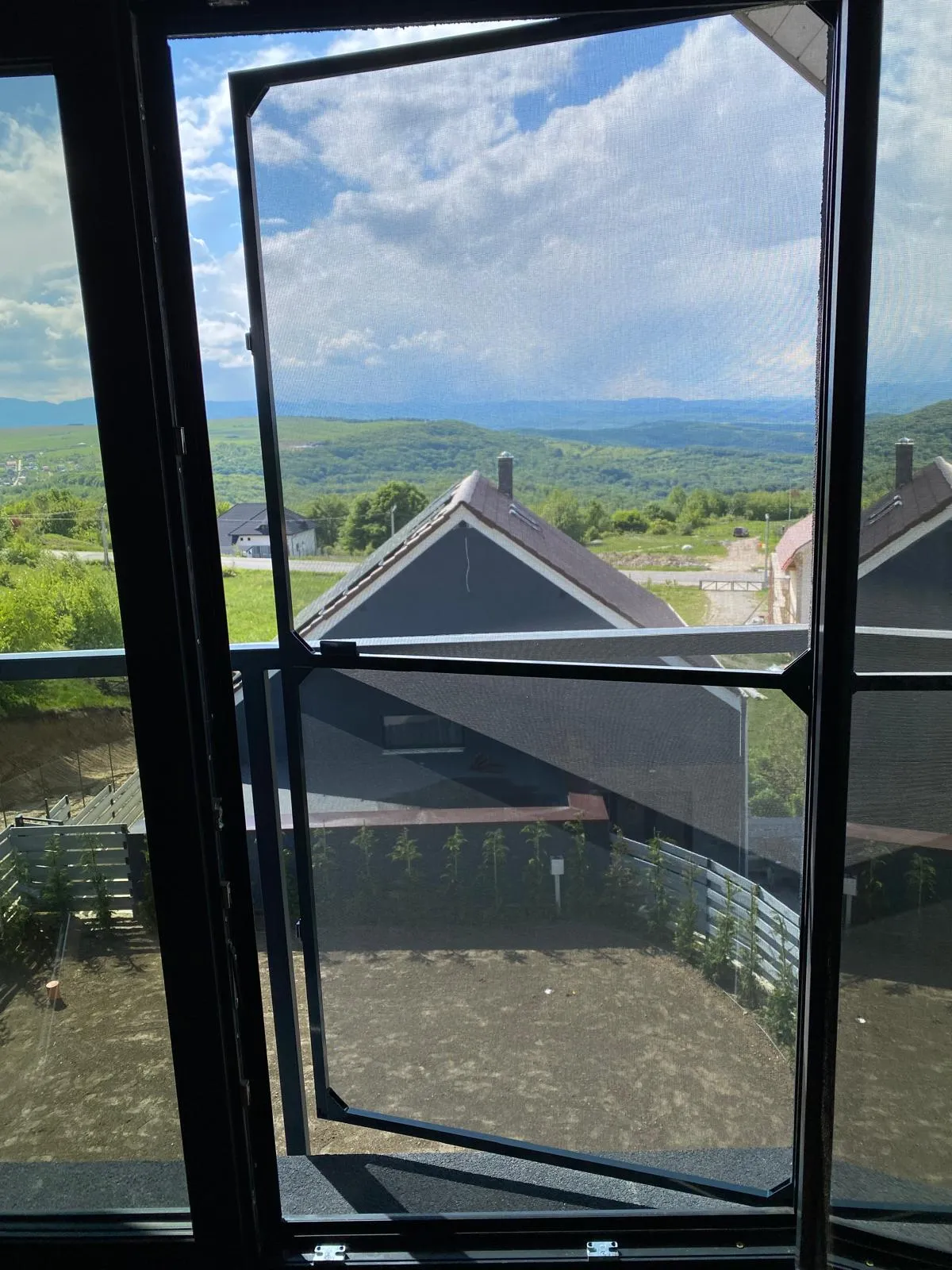 Plasă insecte tip rulou montată pe fereastră cu feronerie standard, lucrare Monleti.